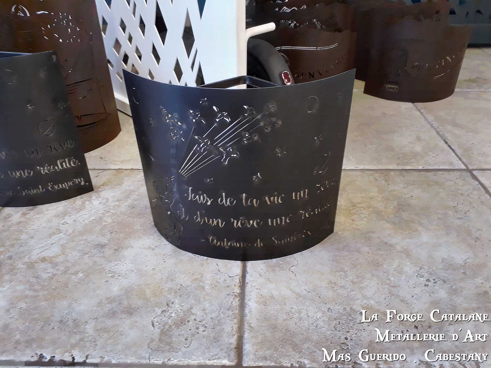 applique murale decoupe laser texte forge catalane cabestany.jpg